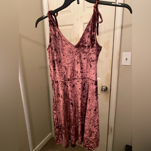 Cute velvet dress - Picture 2 of 2